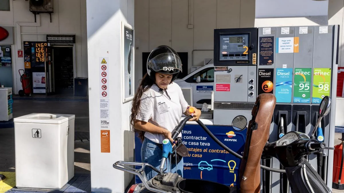 El descenso de 15 céntimos en el precio de la gasolina alivia el bolsillo de los conductores en julio