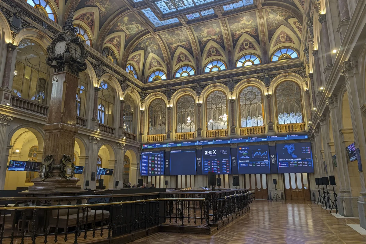 El Ibex 35 alcanza los 18.200 puntos, impulsando la confianza inversora en España