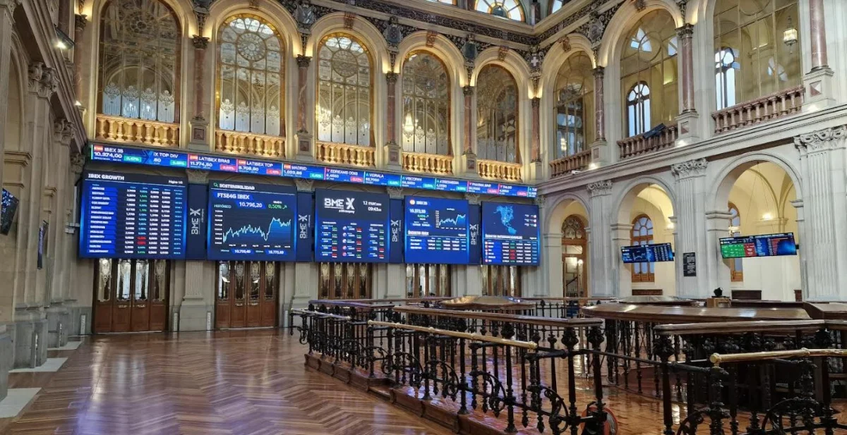 El Ibex 35 resiste sobre los 19.400 puntos a pesar de la caída de ArcelorMittal y Sacyr