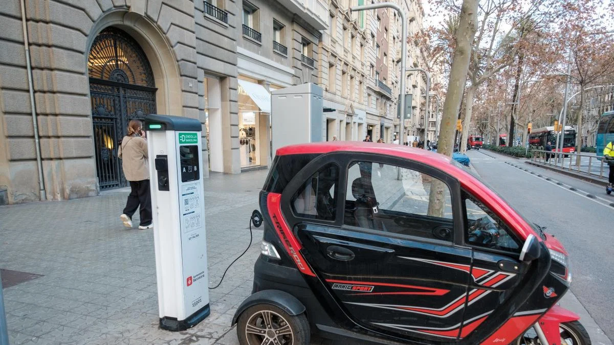 El mercado de recarga de coches eléctricos en peligro: la CNMC advierte de monopolio