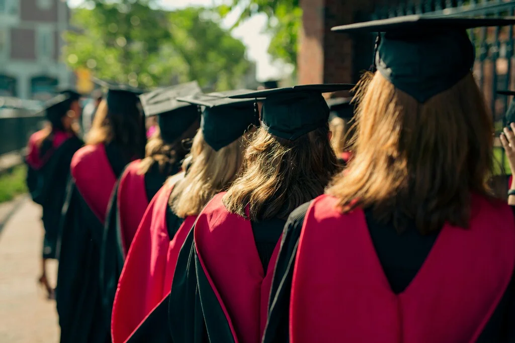 Elige bien tu carrera: el 70% de los graduados logra empleo en su área de estudio