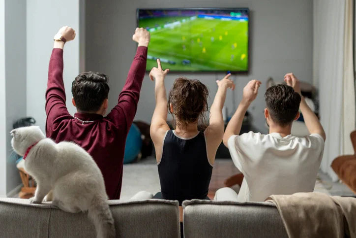 Estrategias para disfrutar del verano futbolero sin arruinarse: consejos financieros de BBVA