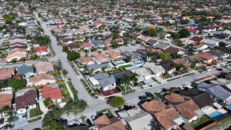 Florida lidera la mayor revuelta contra el impuesto a la propiedad en medio siglo en EE.UU.