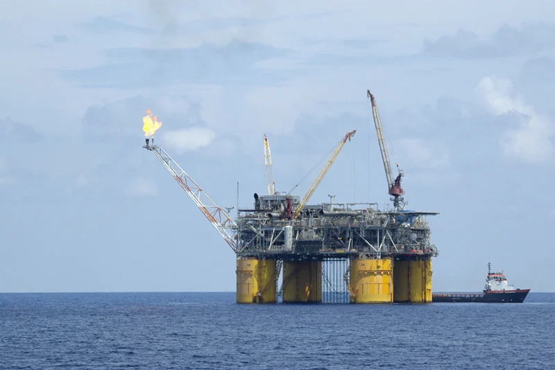 Las eléctricas sufren la competencia de 'low cost' y petroleras en precios energéticos