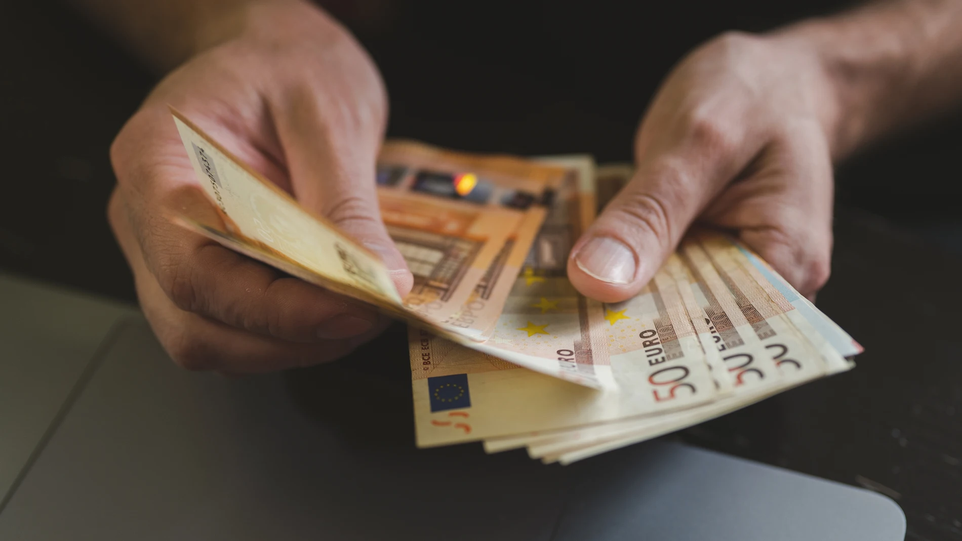 Guardar menos del 10% del sueldo mensual puede llevar a un desastre financiero, advierte experta