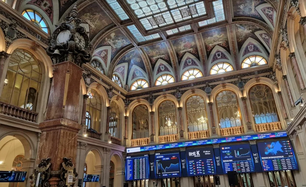 Indra y Puig impulsan al Ibex 35, que se mantiene cerca de los 19.400 puntos en tiempos inciertos