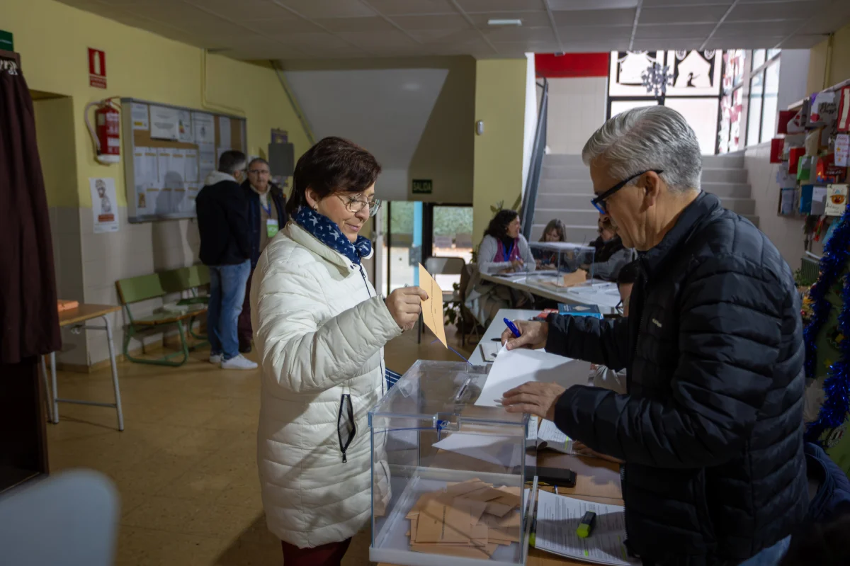 La baja participación del 50,65% en las elecciones del 21-D afecta la legitimidad del proceso