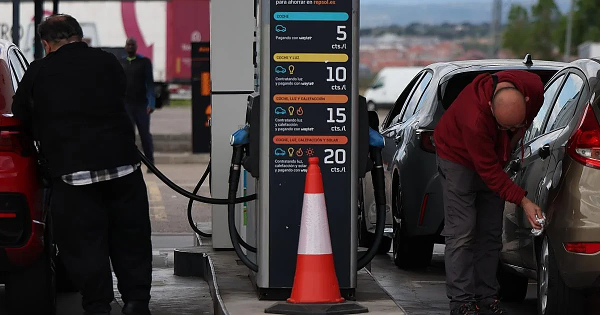 La caída del petróleo no se refleja en los precios: conductores aún sienten el impacto.