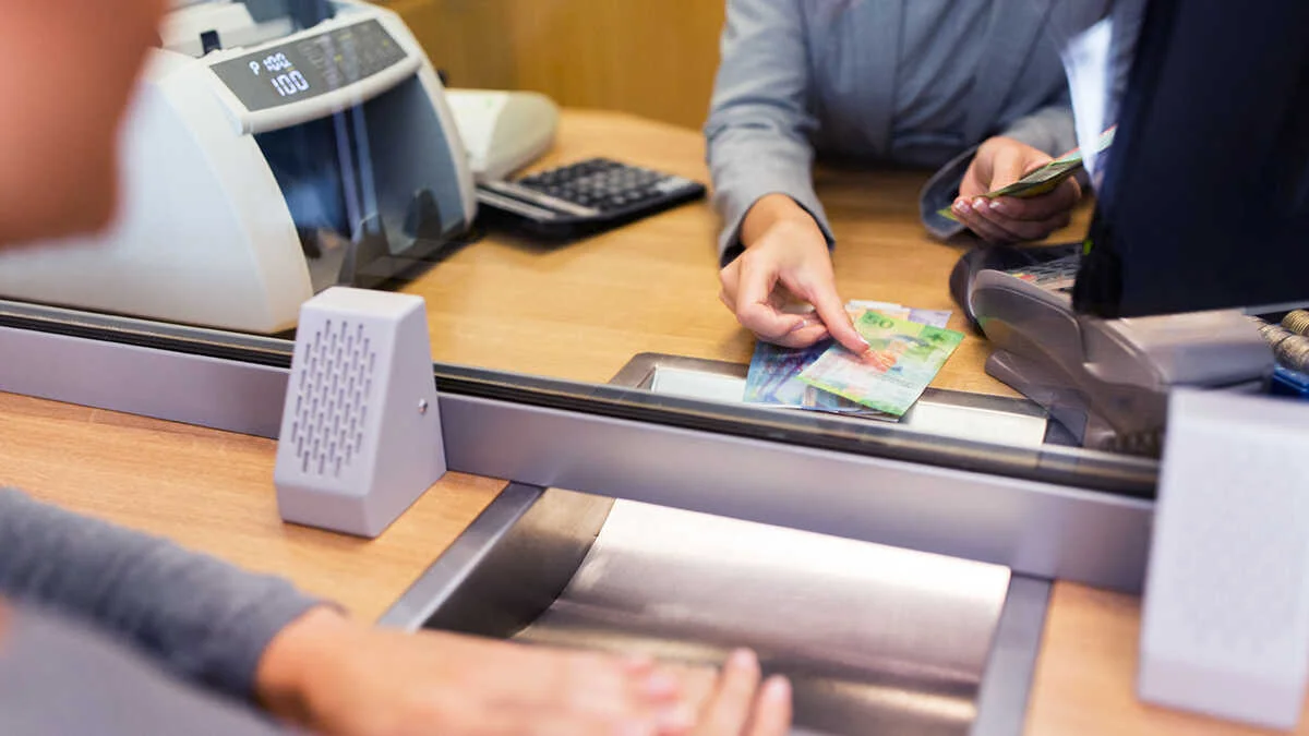 Los autónomos se enfrentan a mayores costes bancarios por sobregiros, avisa Economía