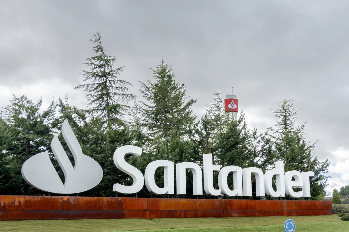 Miles de trabajadores de Santander se preparan para prejubilaciones en negociaciones claves