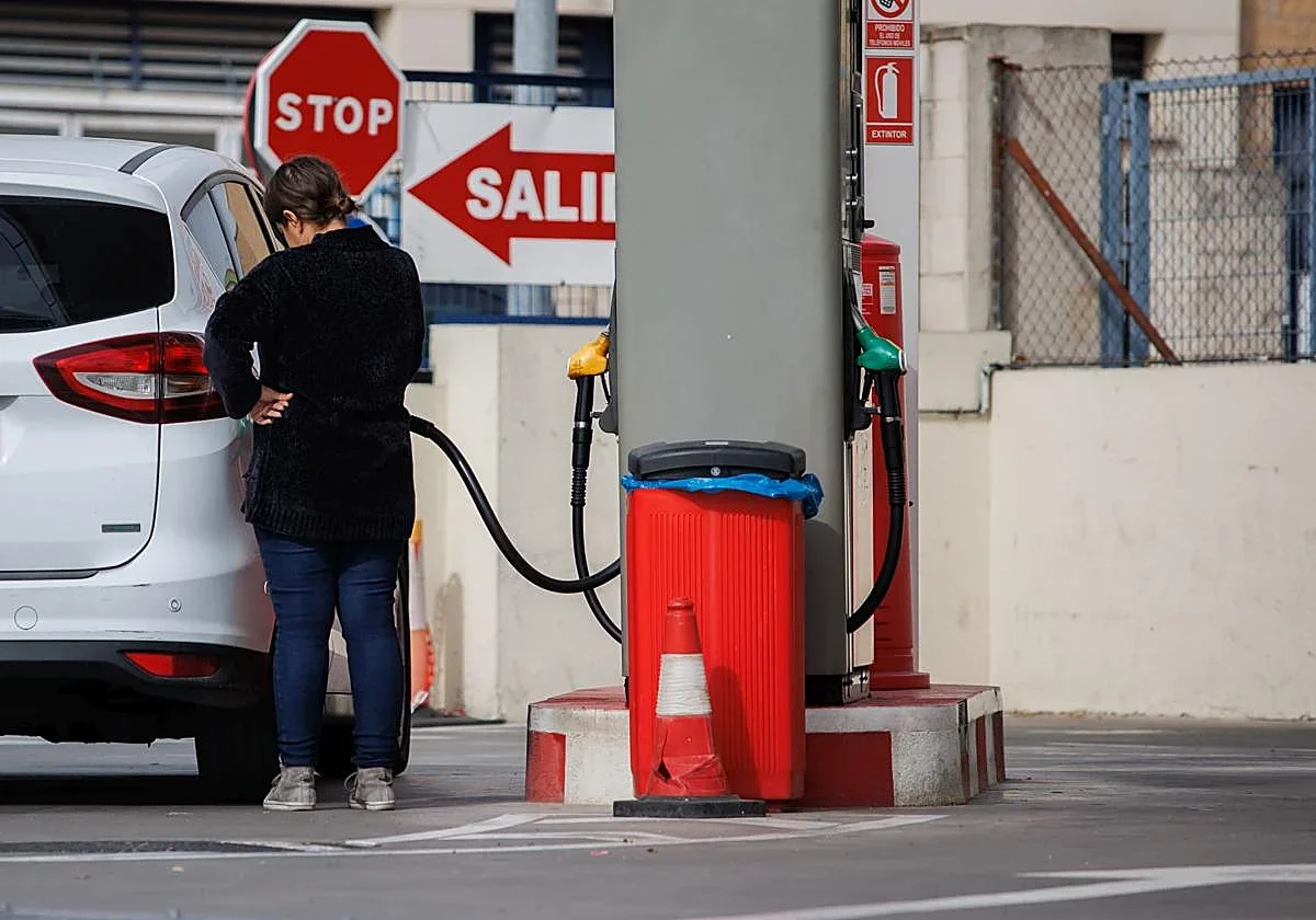 Repostar gasolina barata puede costarte hasta 1.200 euros en multas por la Guardia Civil