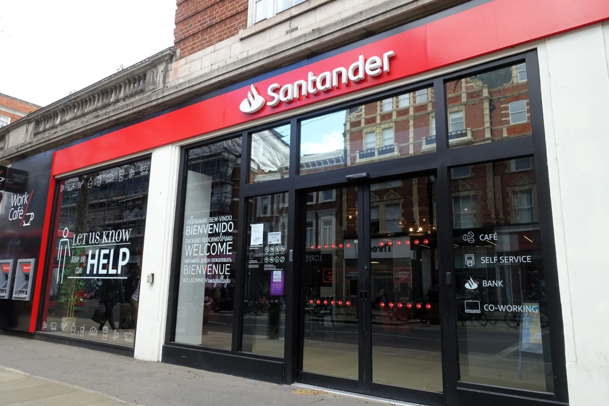 Santander refuerza su seguridad financiera con 141 millones ante fraudes en el Reino Unido
