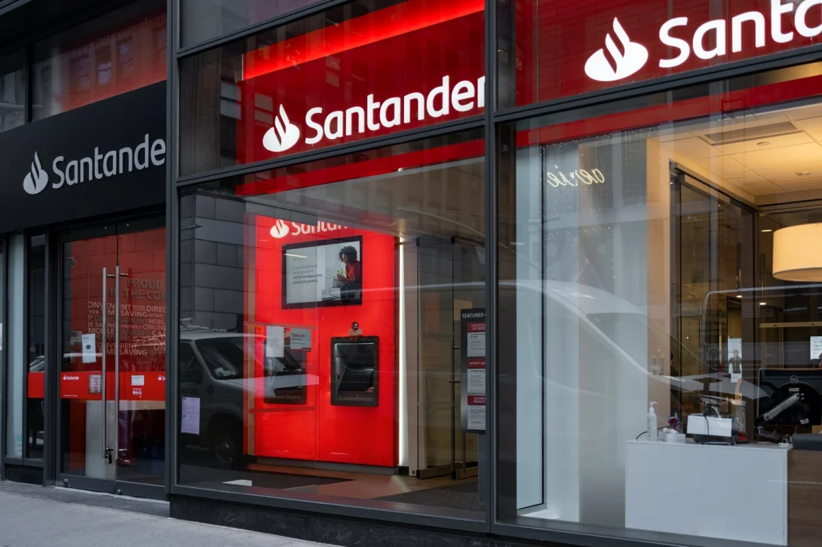 Santander UK impulsa la competencia en pagos al explorar opciones frente a Visa y Mastercard