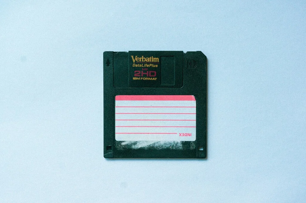Una propuesta audaz: ¿Puede la IA ser tan compacta como un disquete?